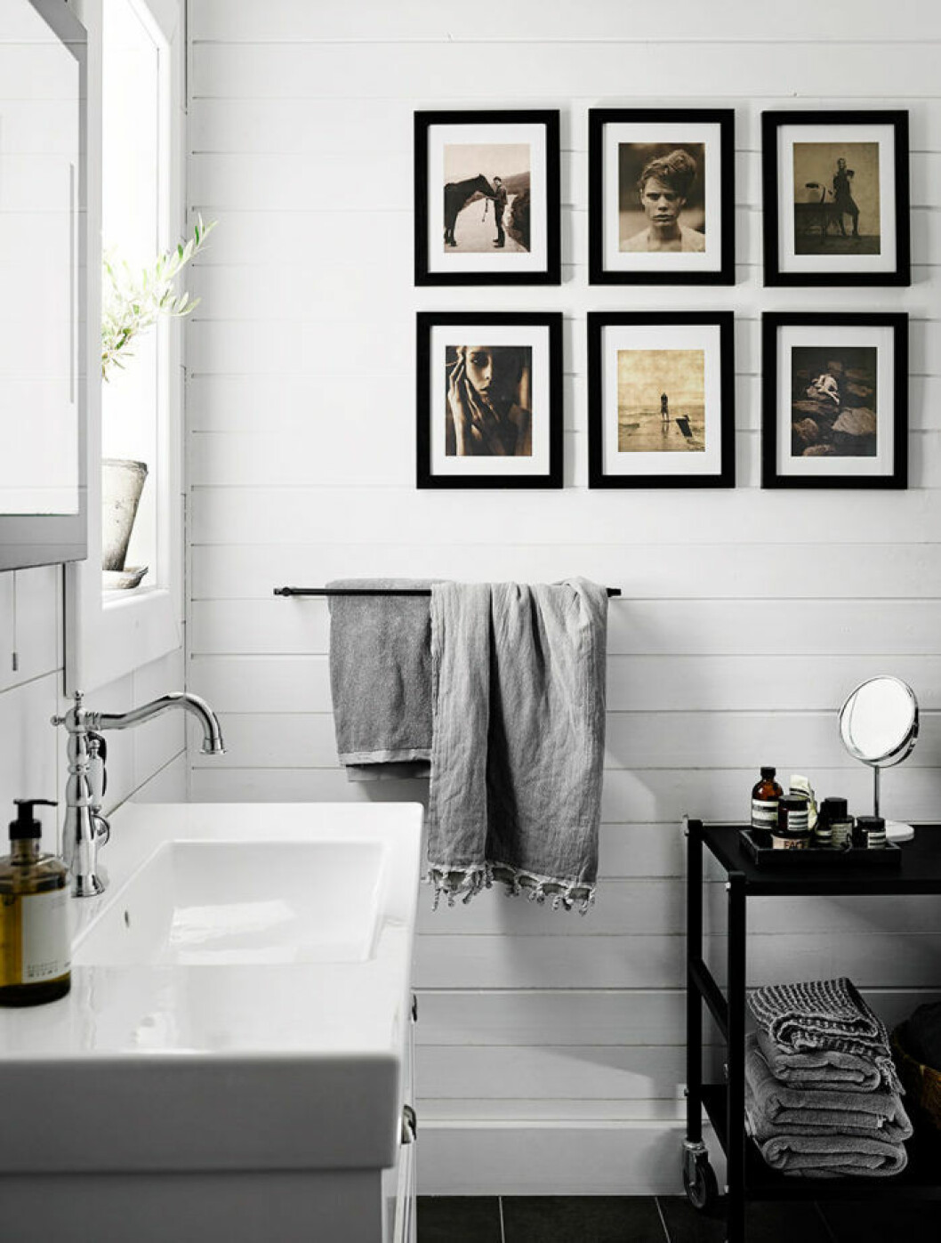 Foto: <a href="http://kristoferjohnsson.com/" target="_blank" rel="noopener">Kristofer Johnsson</a>, styling: <a href="https://www.pellahedeby.com/" target="_blank" rel="noopener">Pella Hedeby</a>. Syns i <a href="https://www.elle.se/decoration/mjuk-minimalism-i-var-bloggare-pella-hedebys-supersnygga-hem/">”Mjuk minimalism i stylisten Pella Hedebys snygga hem”</a>. Badrum med tavlor