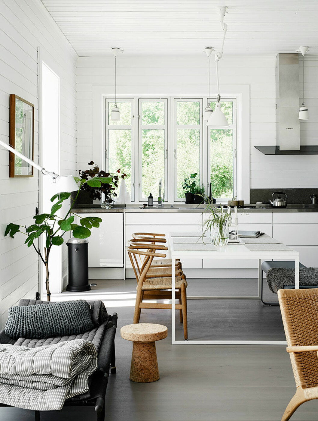 <img class="size-medium wp-image-3822456" src="https://files.elle.se/uploads/2017/08/pella_hedeby_inredning_kok-700x924.jpg" alt width="700" height="924"><img class="size-medium wp-image-3822450" src="https://files.elle.se/uploads/2017/08/pella_hedeby_stylist-700x924.jpg" alt width="700" height="924">