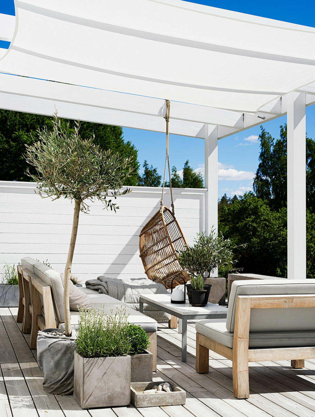 Syns i: <a href="https://www.elle.se/decoration/mjuk-minimalism-i-var-bloggare-pella-hedebys-supersnygga-hem/">”Mjuk minimalism i stylisten Pella Hedebys snygga hem”</a>. Foto: Kristofer Johnsson, styling: Pella Hedeby Uteplats med möbler i naturnära färger