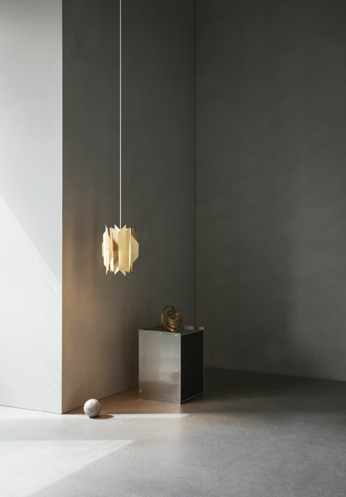 Klassisk pendellampa av Simon P. Henningsen klädd i mässing, <span class=" italic" data-lab-italic_desktop="italic">Divan 2</span>, från Lyfa. pendellampa från lyfa dansk design