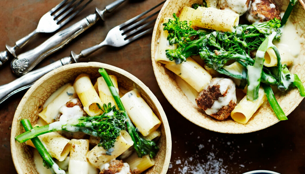 Recept på pasta med falafel, ostsås och broccoli