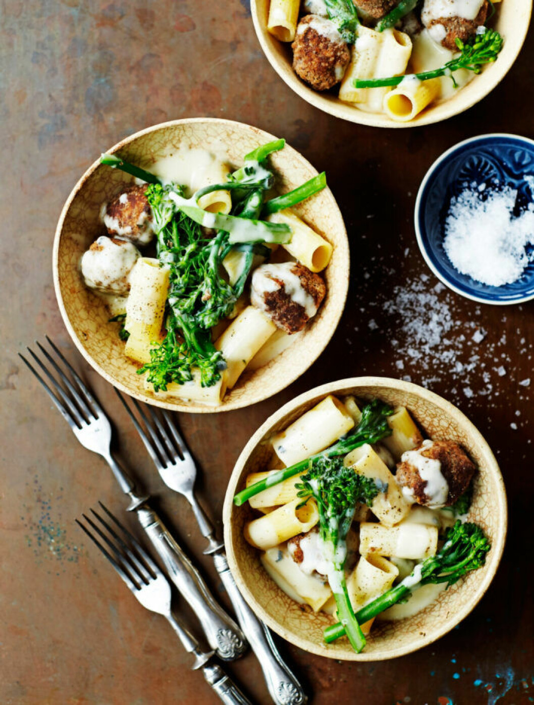 Recept på pasta med falafel, ostsås och broccoli