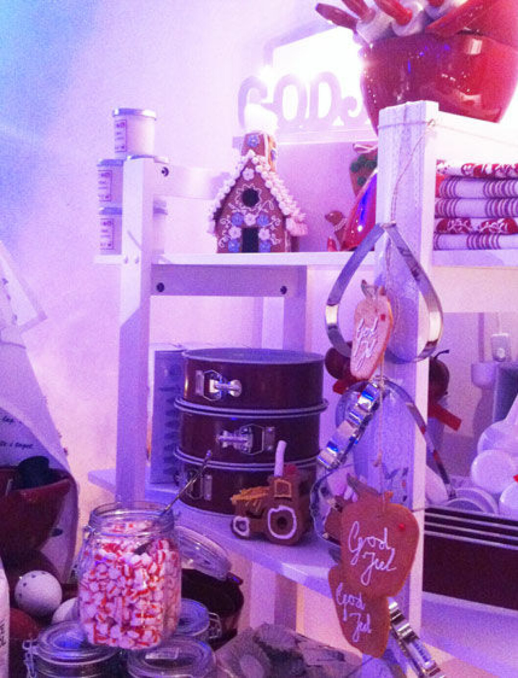 Titta noga så ser du den hur den lilla traktorn i pepparkaka kan se ut! Och, för övrigt, ett fantastiskt fint pepparkakshus, om man ändå vill vara klassisk.
