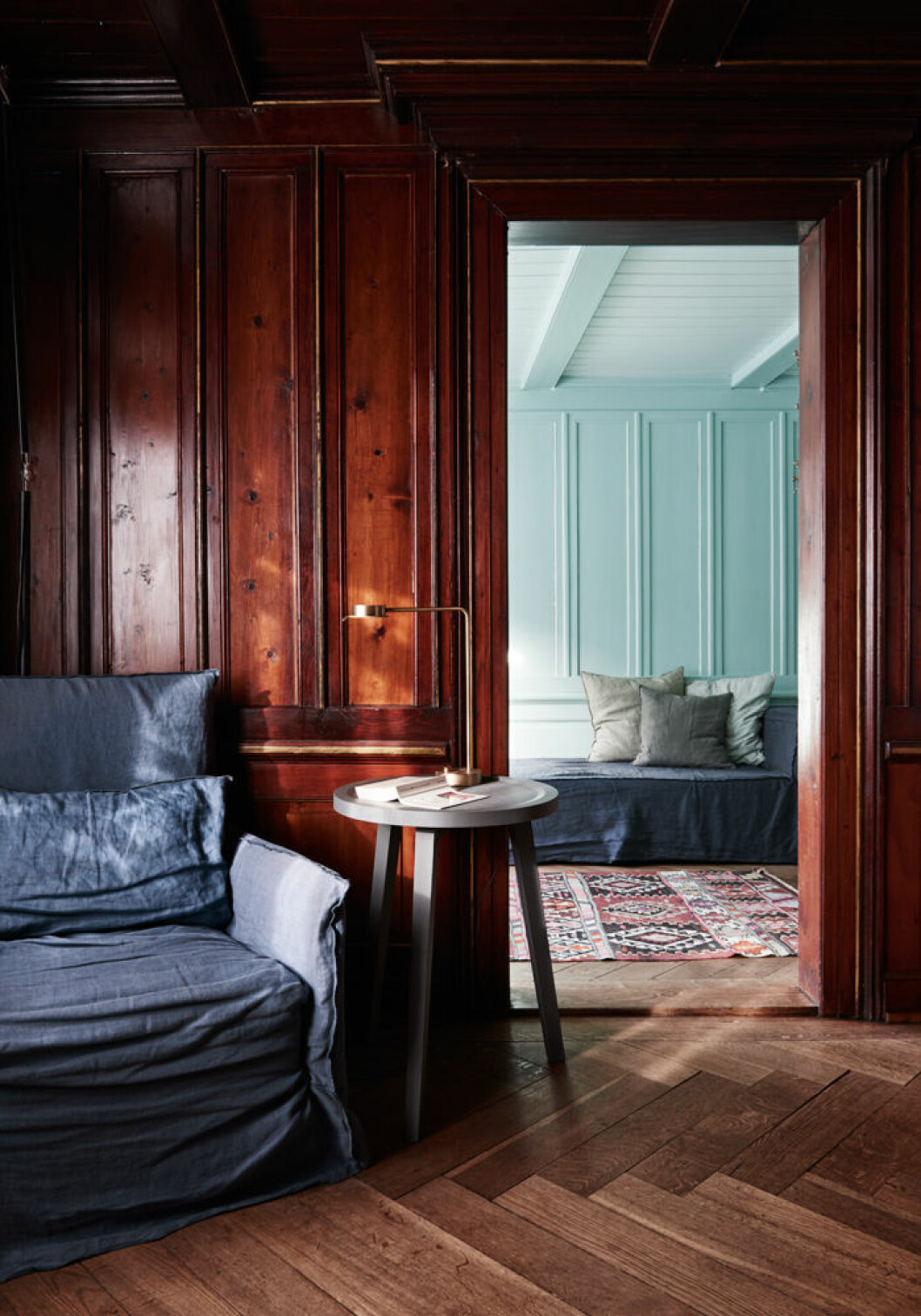 Foto: <a href="http://ingerstedt.se/jonas-ingerstedt-photographer-stockholm/">Jonas Ingerstedt</a>, styling: <a href="https://www.instagram.com/nat_schwer/">Nathalie Schwer</a>. Syns i: <a href="https://www.elle.se/decoration/fritidshuset-med-tolv-rum-och-inga-vita-vaggar/">”Kika in i bondgården som blev ett vackert landställe”</a>. Mörka träväggar