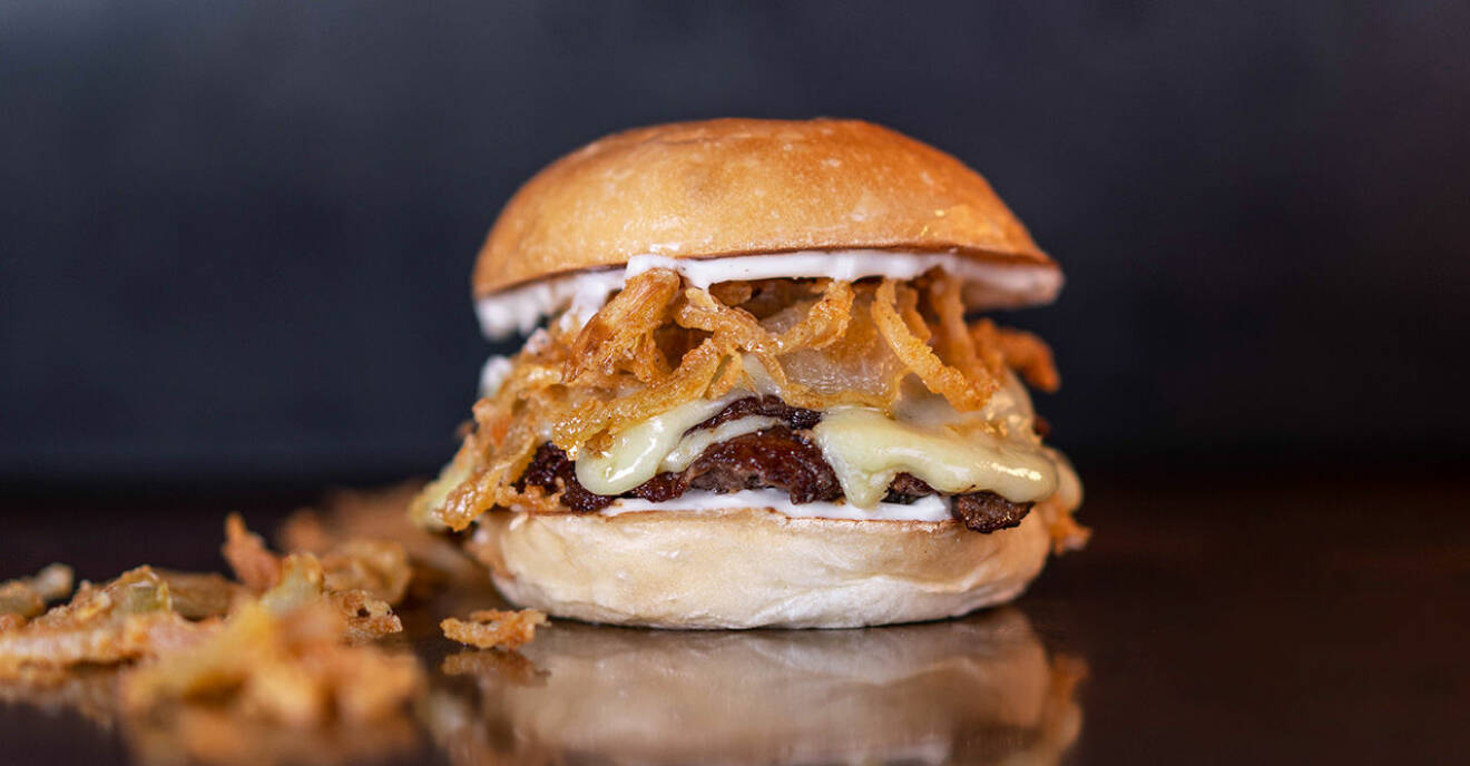 Phil's Burger lanserar Crispy Swiss med trippel ost!