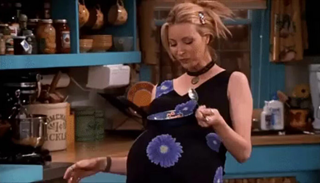 phoebe äter på sin maghe