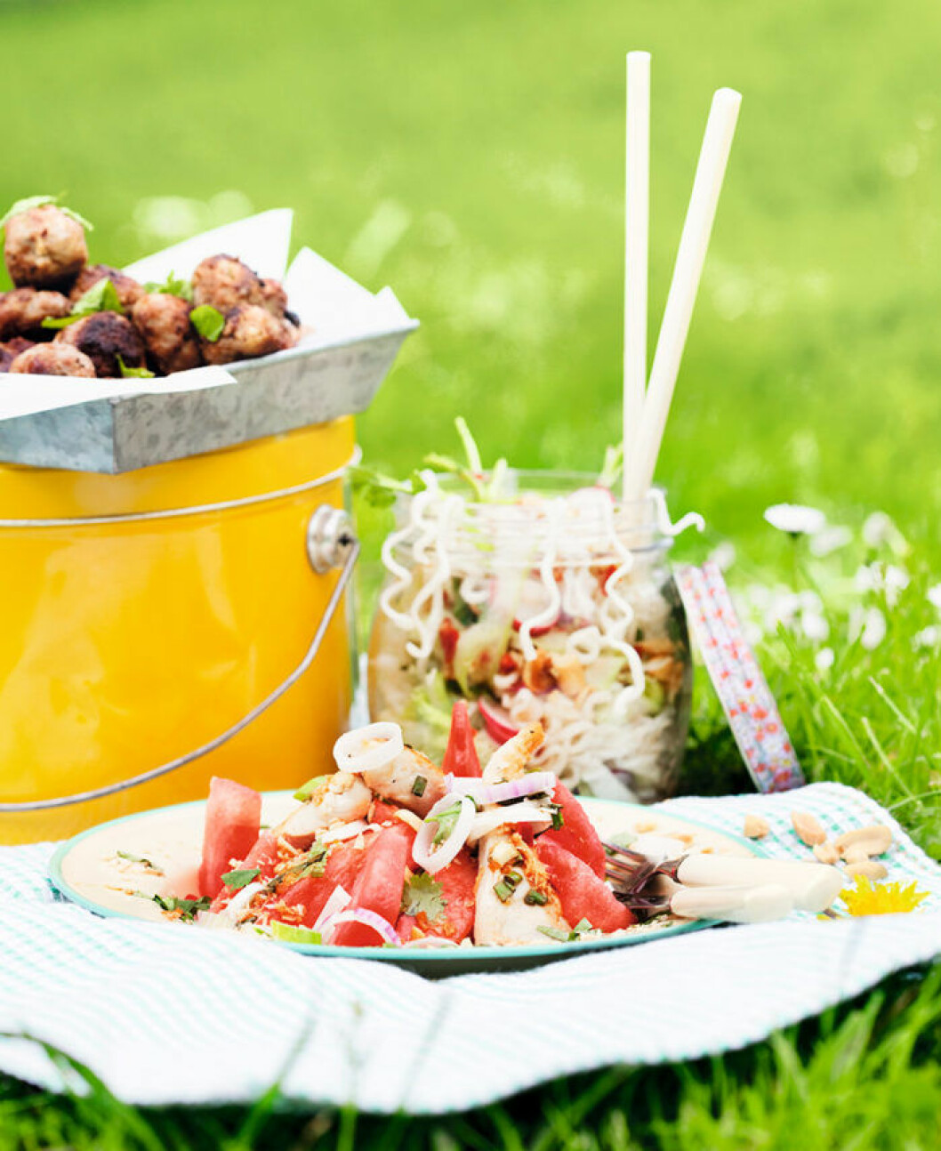 Köttbullar, nudlar och kycklingsallad. Köttbullar, nudlar och kycklingsallad.