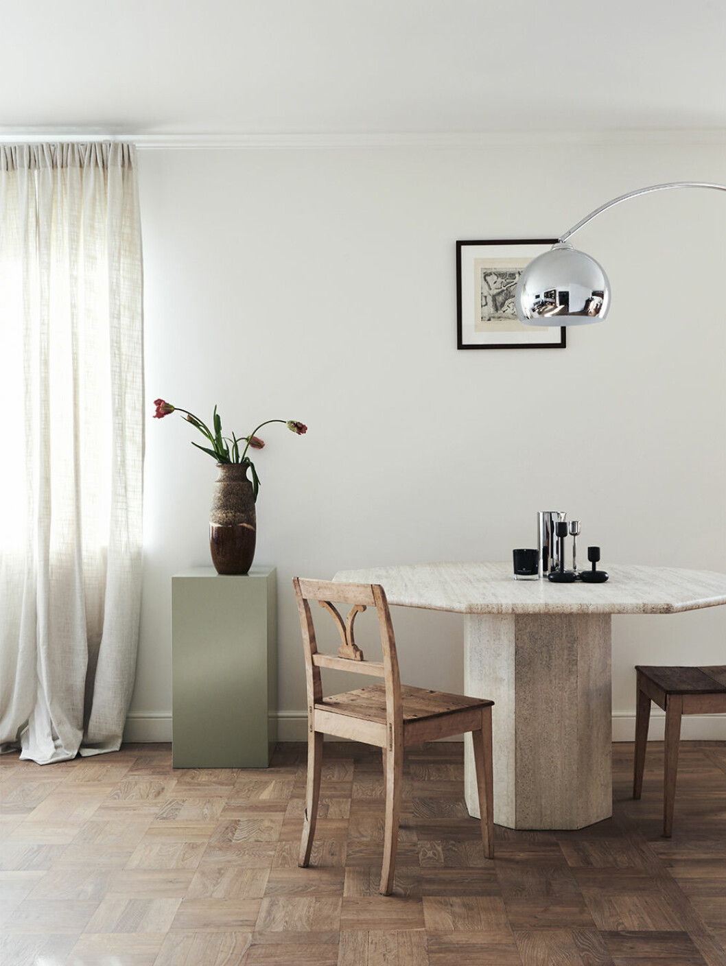 Stilsäkert i grönt hemma hos Chili och Gustav Bendt. Fotograf: Jonas Ingerstedt Stylist: Agnès Rosa Beckman | Syns i: <a href="https://www.elle.se/decoration/chili-och-gustav-bendts-retrohem-i-tallkrogen/" target="_blank" rel="noopener">Chili och Gustav Bendts retrohem i Tallkrogen</a> Stilfullt minimalistiskt hem med personlig stil
