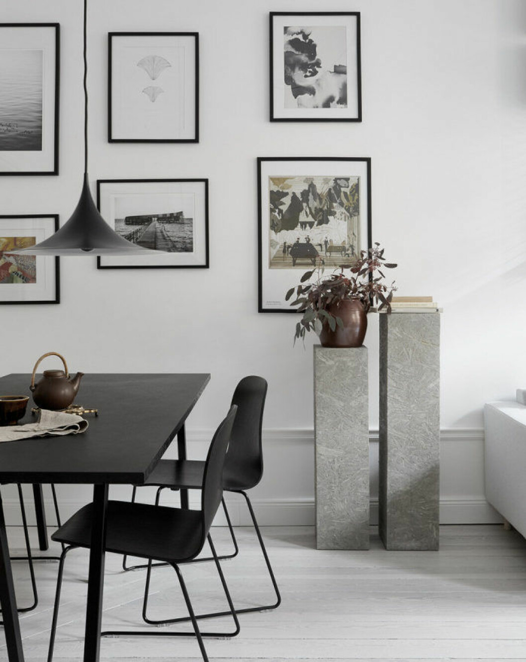 Foto: Fantastic Frank Styling: <a href="https://www.instagram.com/josefin.haag/" target="_blank" rel="noopener">Josefin Hååg</a> Svart matbord och stolar