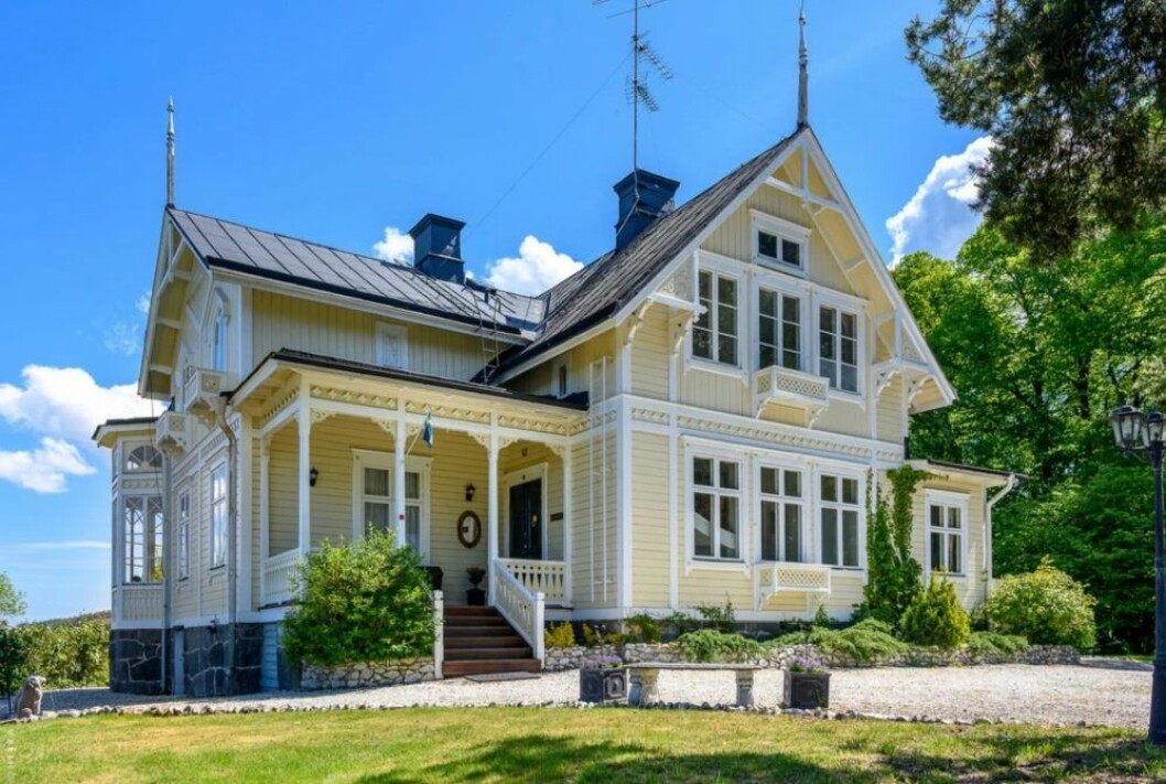 Vackra trädetaljer och en mild gul fasad – helt i Pippis smak. Huset som inspirerat Pippi Langstrums Villa Villekulla i Nacka, Stockholm, till salu