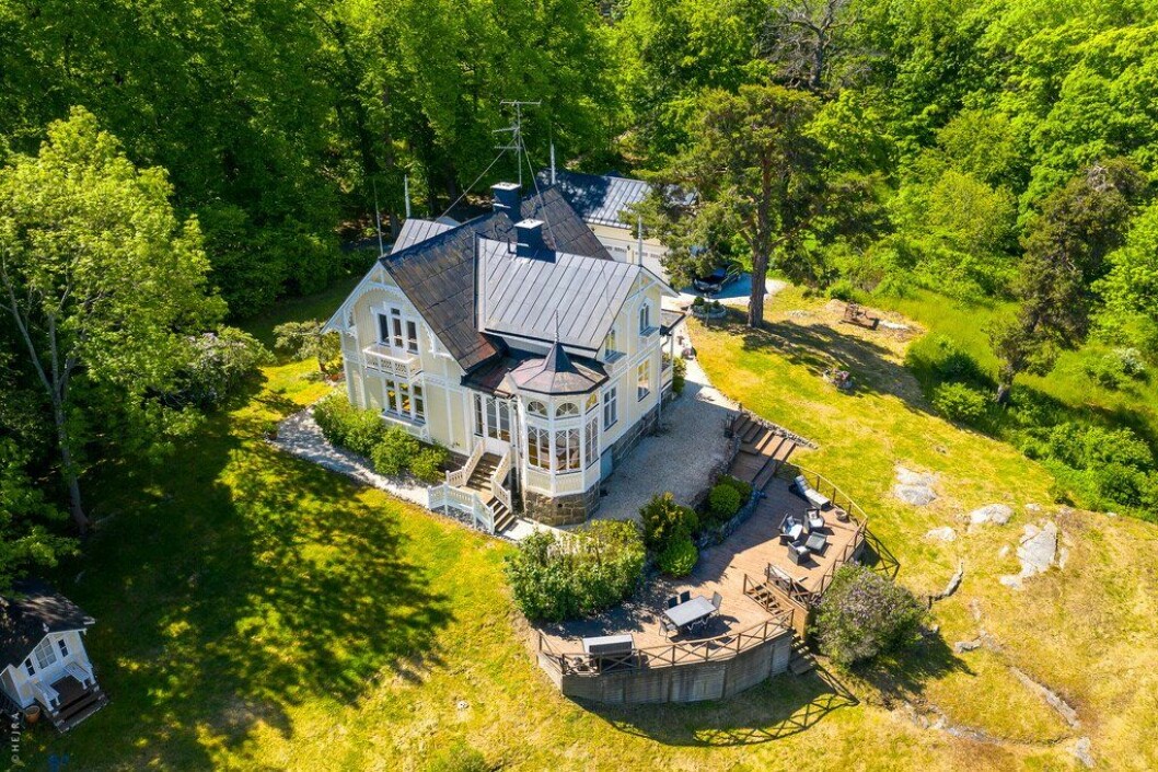 Snickarglädjen hemma hos Pippi har sin tydliga förlaga på ”Villa Kullen”. Huset som inspirerat Pippi Langstrums Villa Villekulla i Nacka, Stockholm, till salu