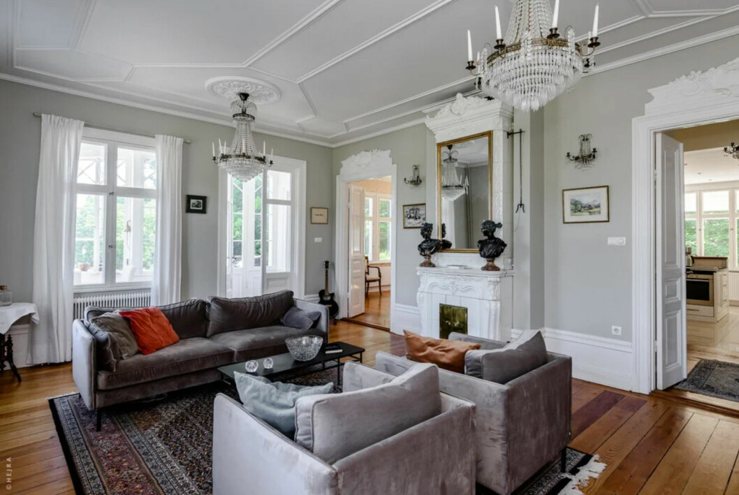 På nedervåningen finns en stor salong. Huset som inspirerat Pippi Langstrums Villa Villekulla i Nacka, Stockholm, till salu