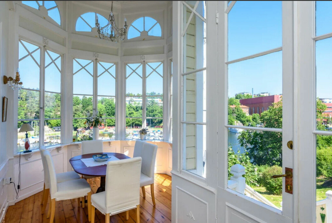 En glasveranda som vätter ut mot vattnet. Huset som inspirerat Pippi Langstrums Villa Villekulla i Nacka, Stockholm, till salu