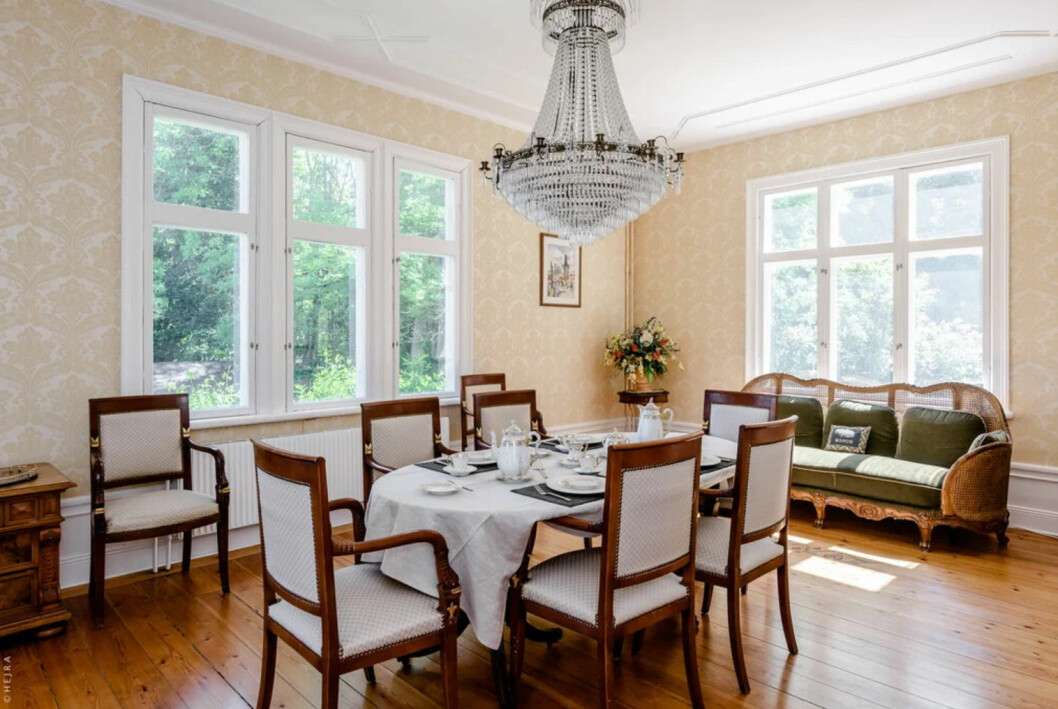 I matsalen finns, som i många andra rum, vackert trägolv bevarat. Huset som inspirerat Pippi Langstrums Villa Villekulla i Nacka, Stockholm, till salu
