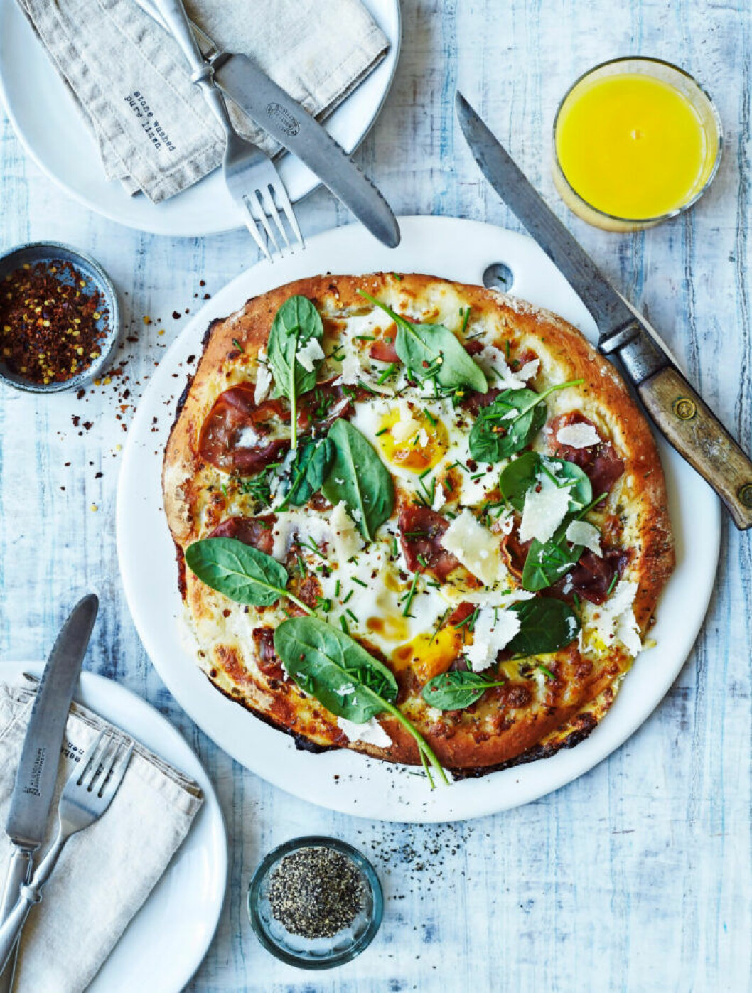 Recept på brunchpizza med ägg och spenat
