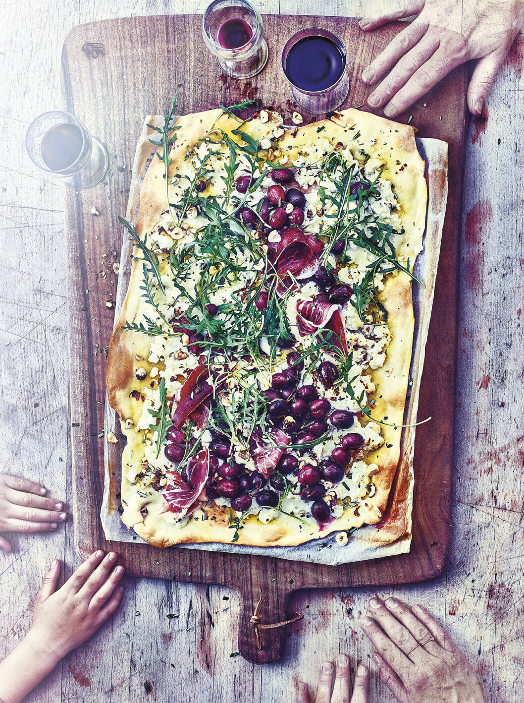 Så gör du pizza bianca med oliver, ricotta, rosmarin och pinjenötter
