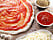 Pizzadeg och tomatsås. Foto: Shutterstock