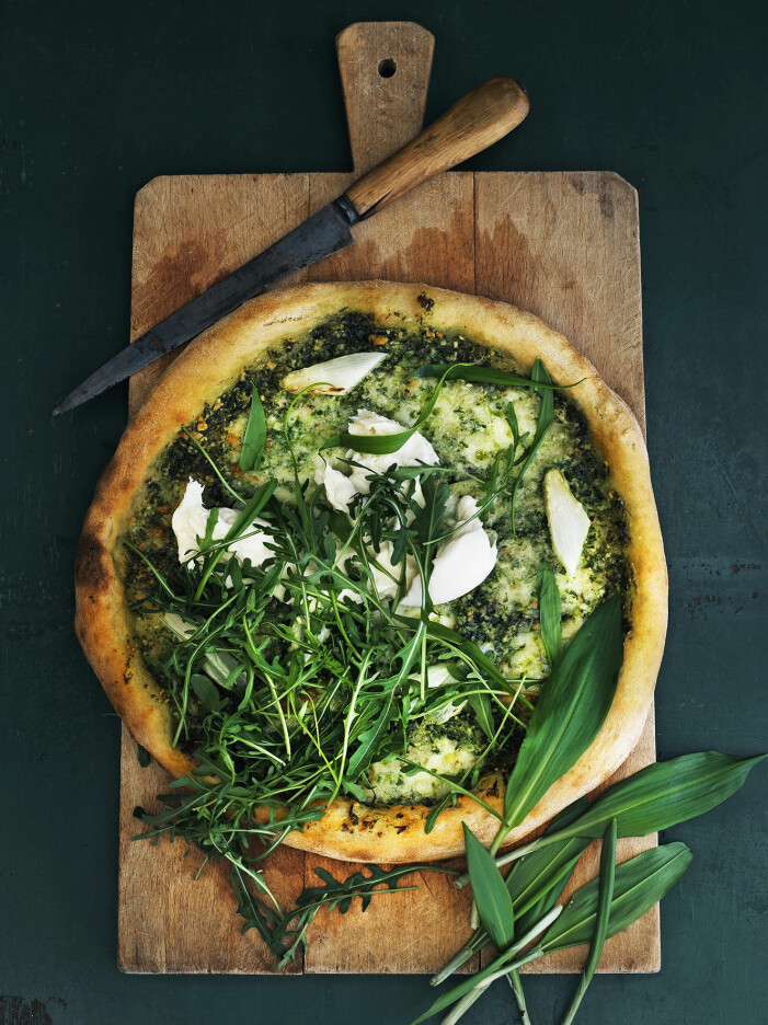 Så lagar du en lyxig pizza med burrata med ramslökspesto