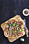 Bjud familjen på lyxig pizza med serranoskinka, rucola och fikon