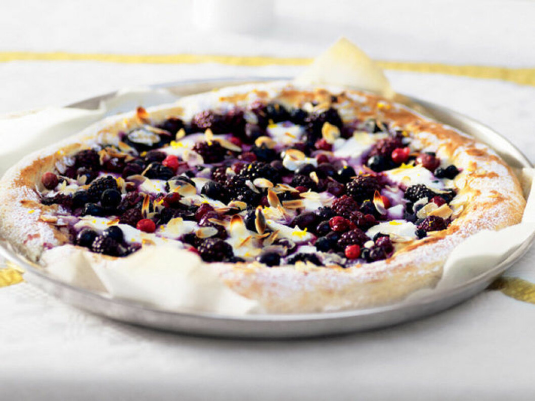Pizza med ricotta & skogsbär. Pizza med ricotta & skogsbär.
