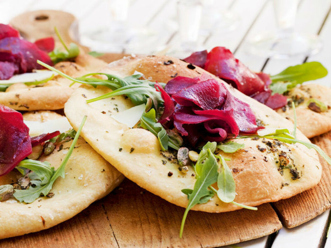 Skördepizza med rödbetor och ruccola. Skördepizza med rödbetor och ruccola.