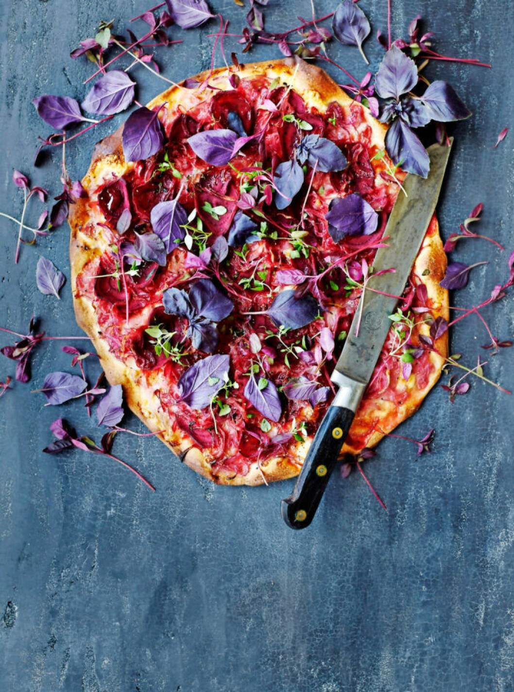 Pizza med rödlök, rödbetor och timjan. Recept på pizza med rödlök, rödbetor och timjan