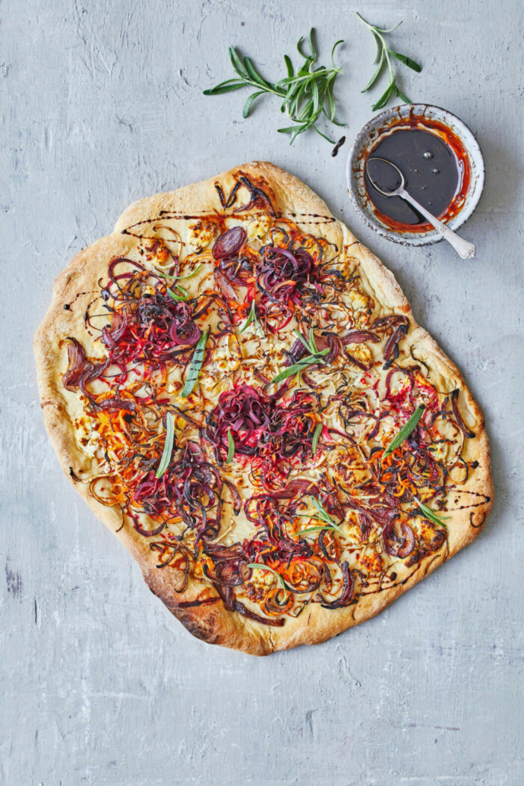 Pizza med rotfrukter, rödlök och getost. Recept på pizza med rotfrukter, rödlök och getost