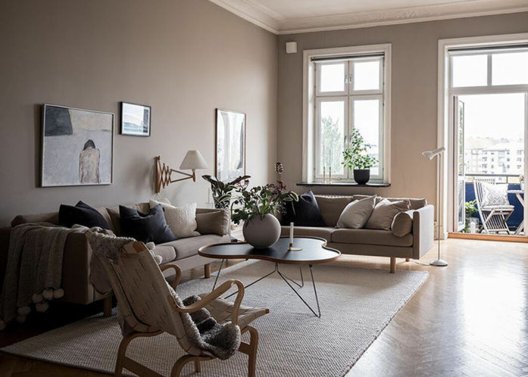 Här har man valt att placera möblernas främre ben på mattan, vilket är både snyggt och passar för ytan. Foto: Alen Cordic Styling: By Bon för <a href="https://www.instagram.com/bjurfors_goteborg/" target="_blank" rel="noopener">Bjurfors</a>/mäklare: Sandra Stals Placera mattan rätt i vardagsrummet