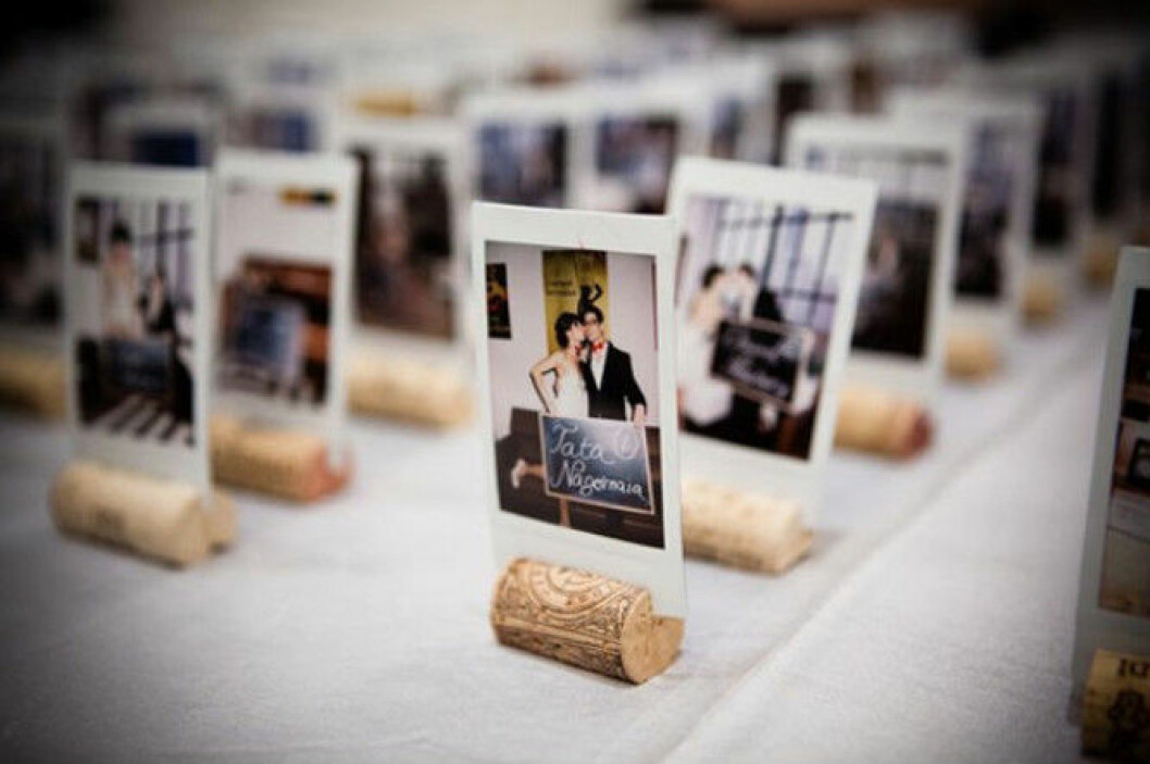 På <a href="https://www.weddingsonline.ie/blog/cute-creative-wedding-place-cards/">den här bröllopssajten</a> hittar du den här och många andra placeringskortsidéer. Placeringskorthållare av vinkorkar.