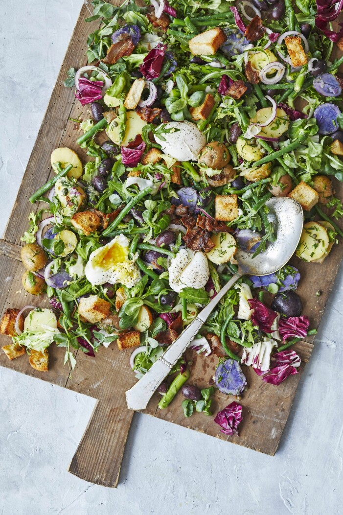 Servera sallad eller dessert på planka. Planka med sallad.