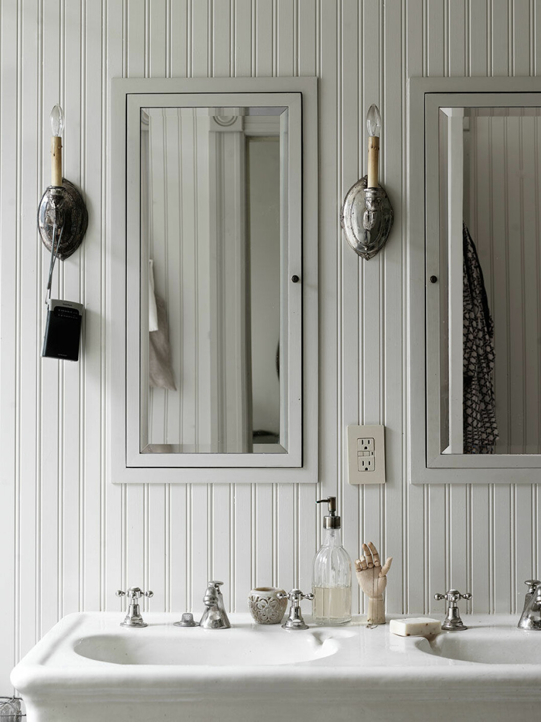 Syns i: ”<a href="https://www.elle.se/decoration/nina-perssons-magiskt-vackra-hem-i-new-york/" target="_blank" rel="noopener">Nina Perssons magiska hem i New York</a>”. Foto: Petra Bindel, styling: Emma Persson Lagerberg. Platsbyggt badrumsskåp som är inbyggt i väggen