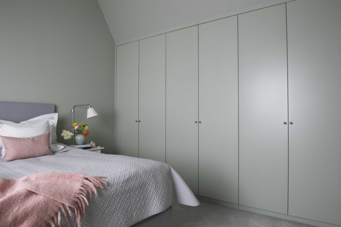 Platsbyggt och inmålat – två knep som får garderoben att bli en del av inredningen. Foto: New Day Interior Platsbyggd och inmålad garderob i sovrum