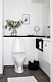 Platsbyggd förvaring är ett snyggt compact living-knep i det lilla badrummet