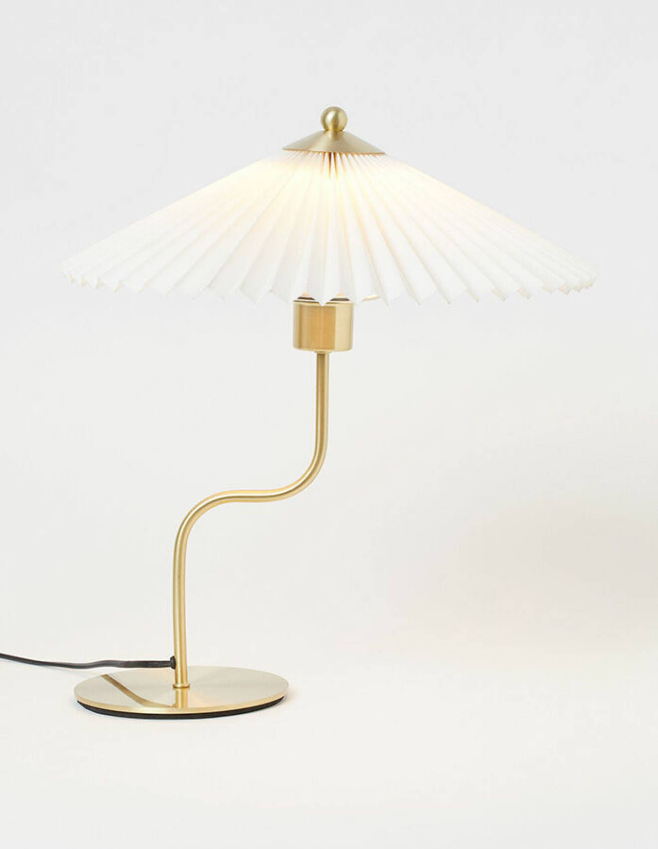 produktbild på vit plisserad lampskärm på bordslampa med guldig stomme från h&amp;m home