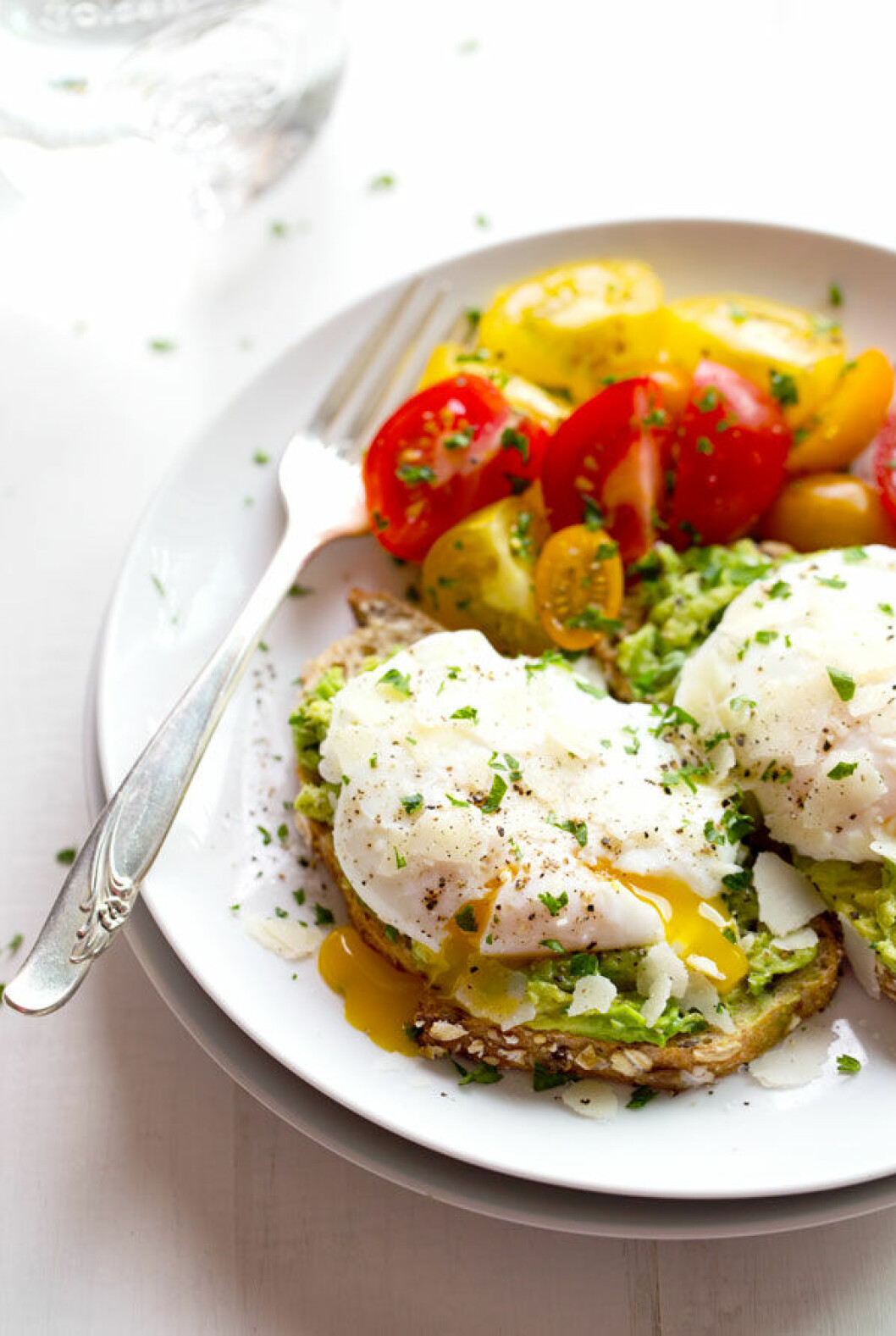 Bil och recept: <a href="http://pinchofyum.com/simple-poached-egg-avocado-toast?crlt.pid=camp.40QPhqN7t4g8" target="_blank" rel="noopener">pinchofyum.com</a> poached-egg-toast-4