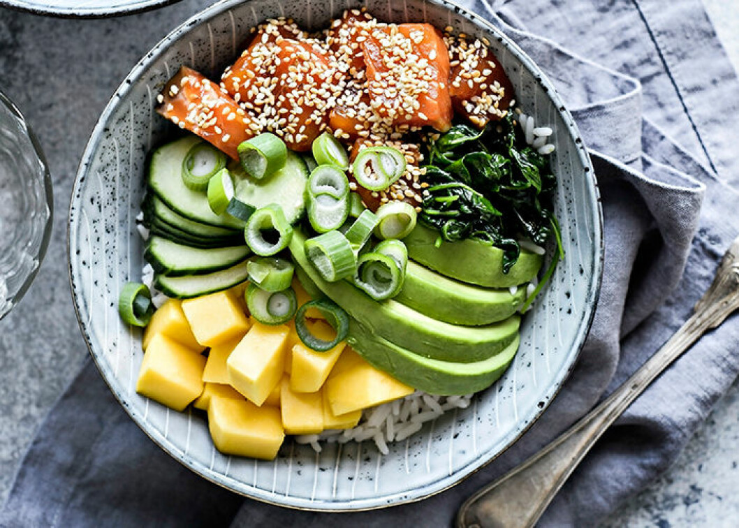 Poke bowl med ris, lax och mango. Poke bowl med ris, lax och mango.