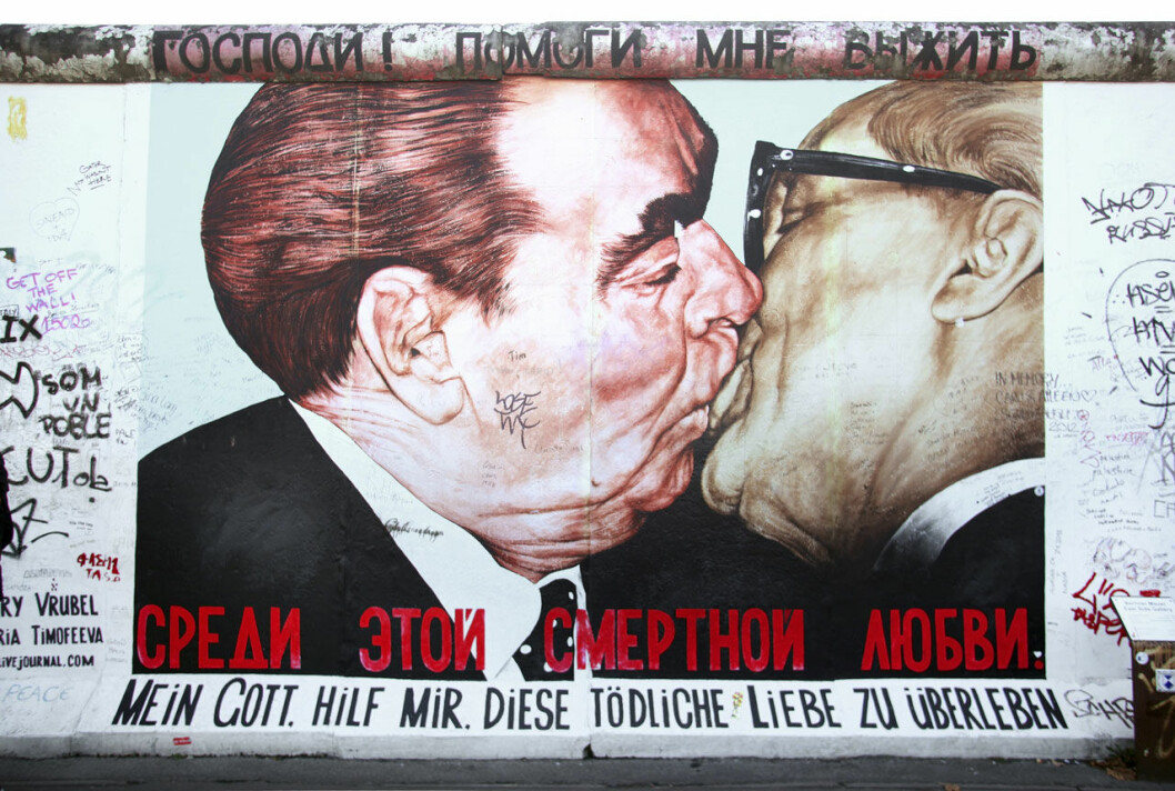 Den berömda politiska kyssen mellan Sovjetunionens Leonid Brezjnev och DDR:s Erich Honecker avbildad på Berlinmuren. Politiska kyssar var vanliga förr.