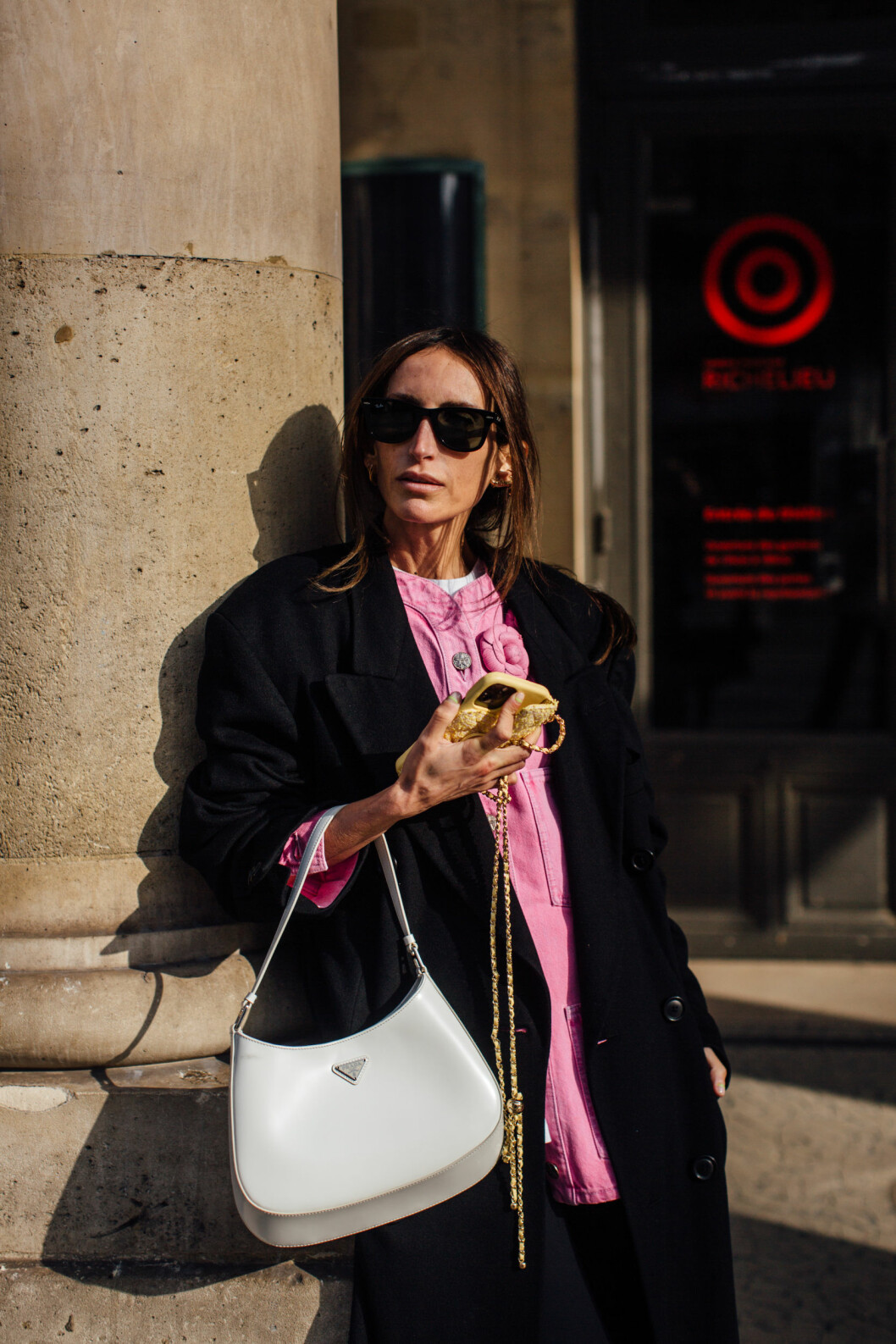 streetstylelook med rosa tröja.