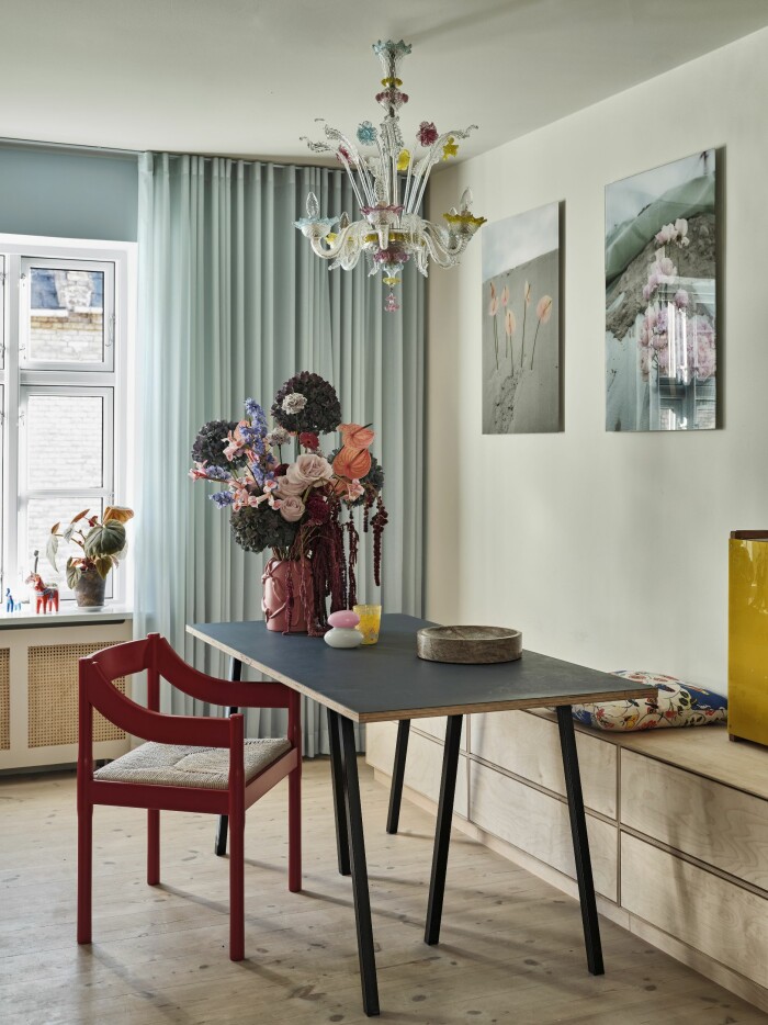 Hemma hos Poppykalas i Köpenhamn bord vas blommor