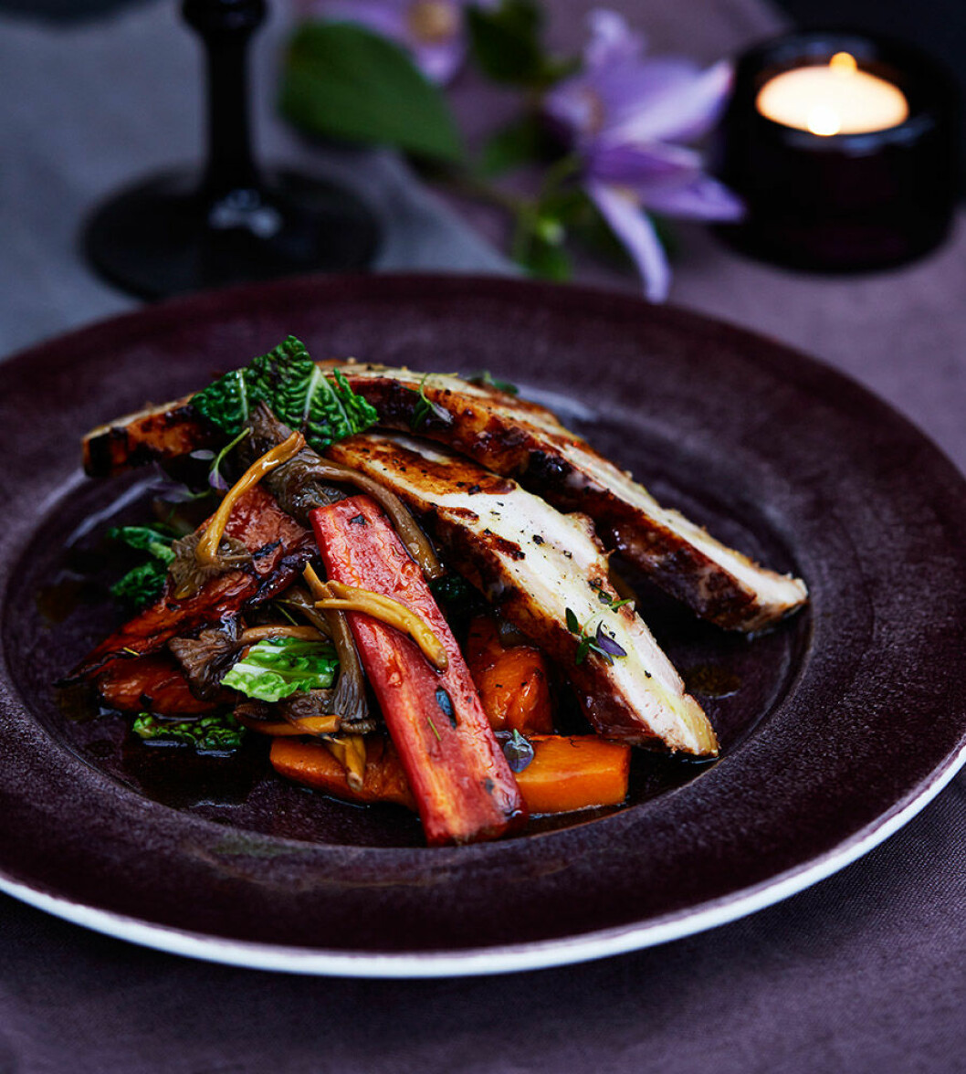 Ugnsrostad pork belly med rotsaker.