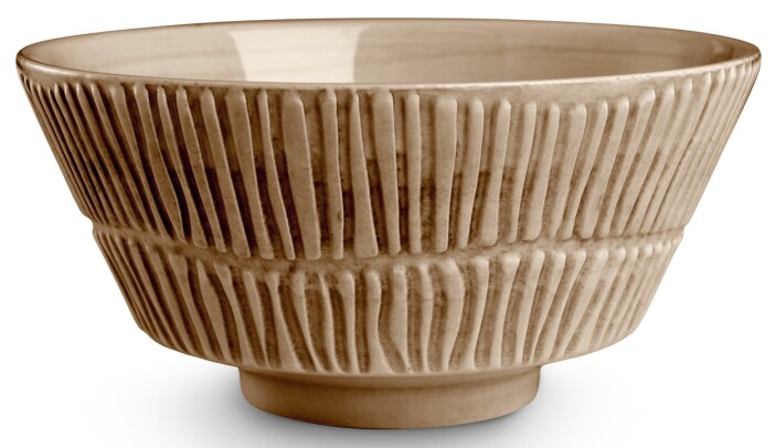 Porslinsskålen Stripes med grafiska linjer från Mateus, här i färgen Cinnamon.
