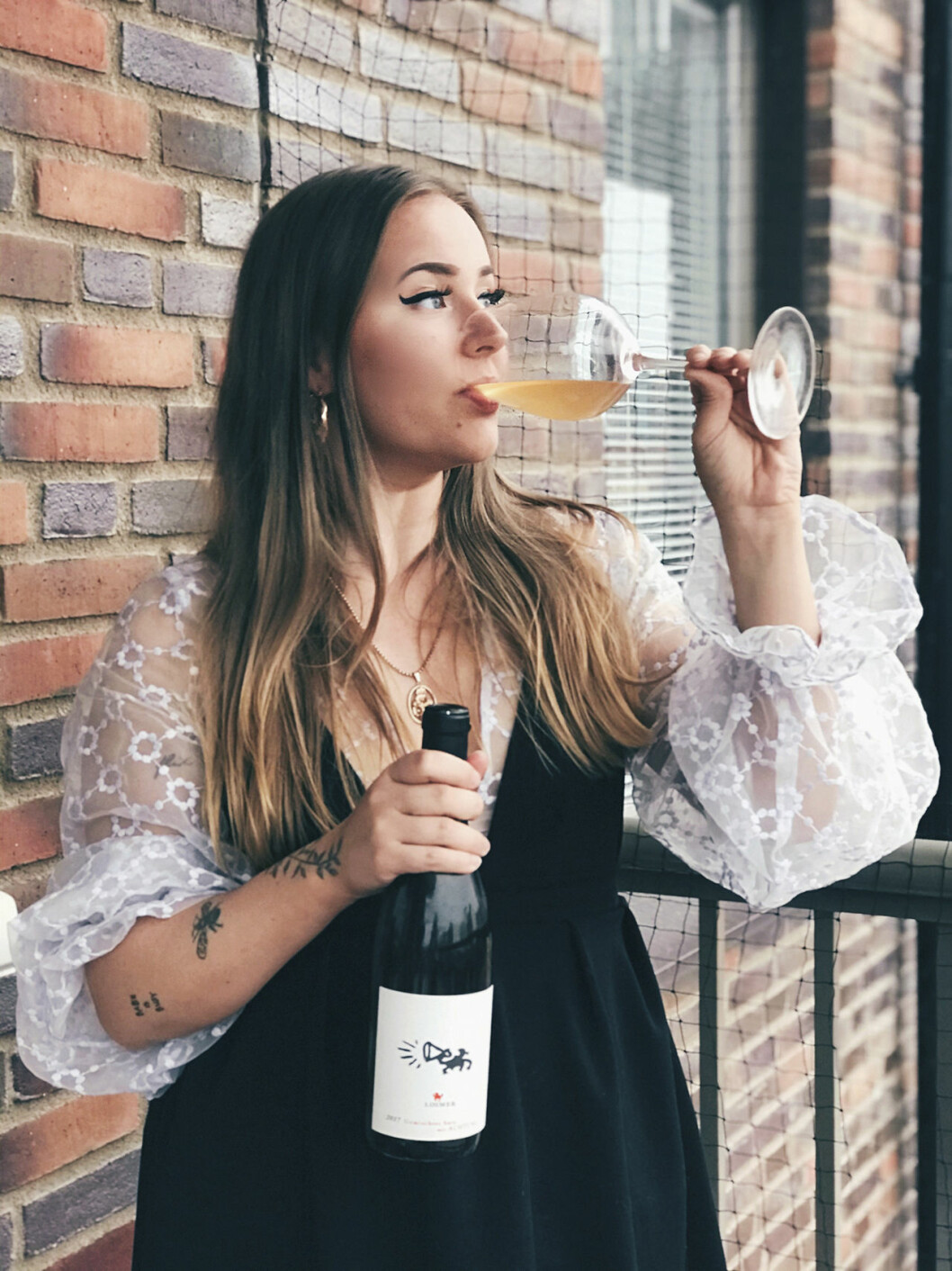 Ema Wiksten bloggar och instagrammar om viner under namnet Vintugg. Porträtt Vintugg