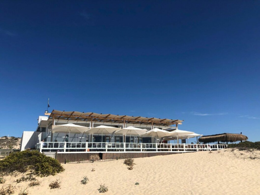 Lunch med sjöutsikt, någon? Bland kustens många härliga strandhak hittar du bland annat Madonnas favorit. Restaurangen Sal i Comporta i Portugal