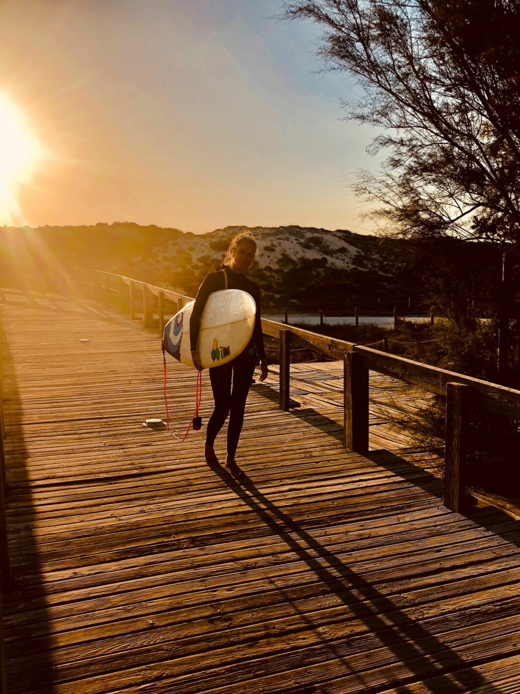Sofia Edgren efter kvällens surfpass. Surfing i Comporta i Portugal