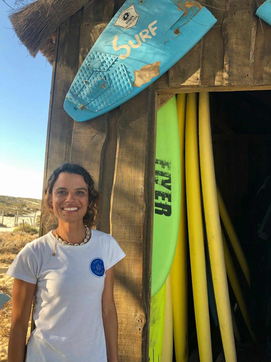 Ana Pinheiro driver surfskolan Surf in Comporta med sin man. Surfing i Comporta i Portugal