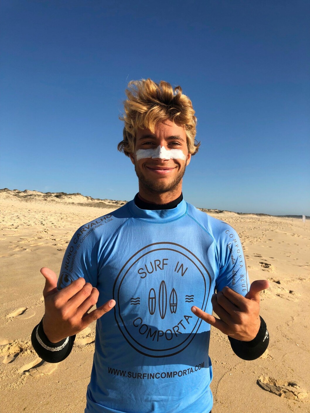 En shakahälsning från surfcoachen Miguel. Surfing i Comporta i Portugal