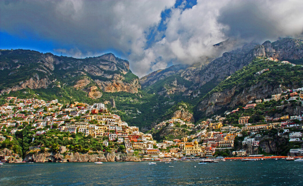 via: <a href="https://upload.wikimedia.org/wikipedia/commons/0/05/Positano_Sea.JPG" target="_blank" rel="noopener">wikimedia</a> positano-panorama