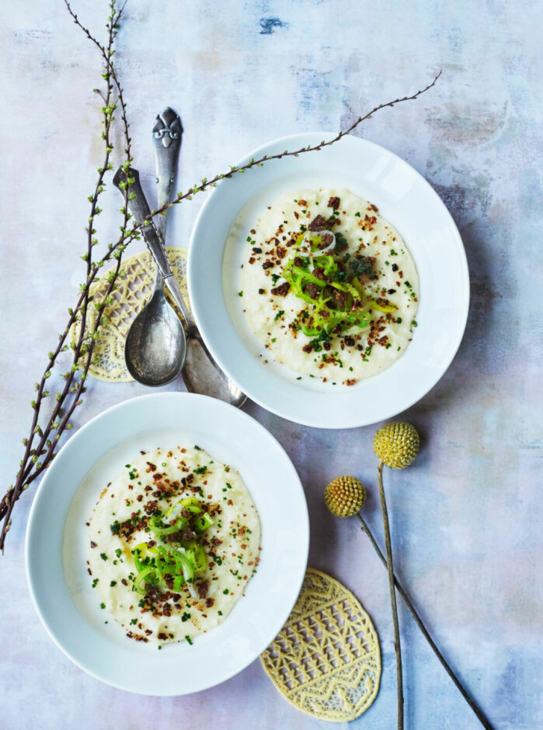 Potatiskräm med rågbrödssmulor. Foto: Betina Hastoft. Recept på potatiskräm med rågbrödssmulor