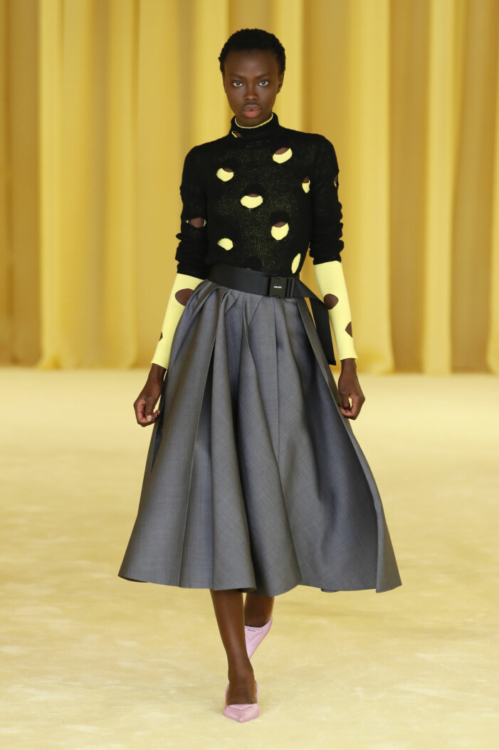 Prada. Prada visade cut-out trenden i deras vårkollektion 2021