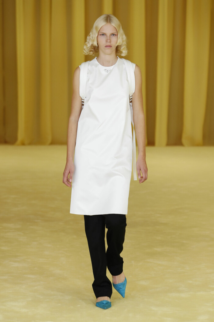 Prada. Minimalistisk vitklänning vårtrend 2021 Prada